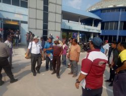 Agen Bus Tarik Menarik Penumpang di Pelabuhan Sri Junjungan