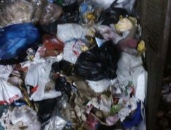 Petugas Pengangkut Sampah Sisakan Sampah Di TPS
