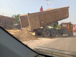 Brengsek ! Supir Dump Truck Buang Limbah B3 SBE Di Pinggir Jalan