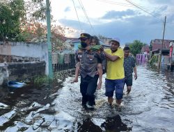 Aksi Simpatik Kapolsek Dumai Kota Gendong Lansia Terdampak Banjir
