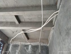 Ini Penampakan Pemasangan Jaringan  Kabel Listrik Semrawut Pada Pembangunan Kantor Kejari Dumai