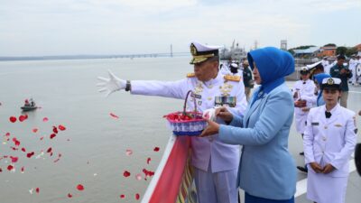 Peringati Hari Armada RI Tahun 2023, Koarmada II Gelar Upacara Tabur Bunga