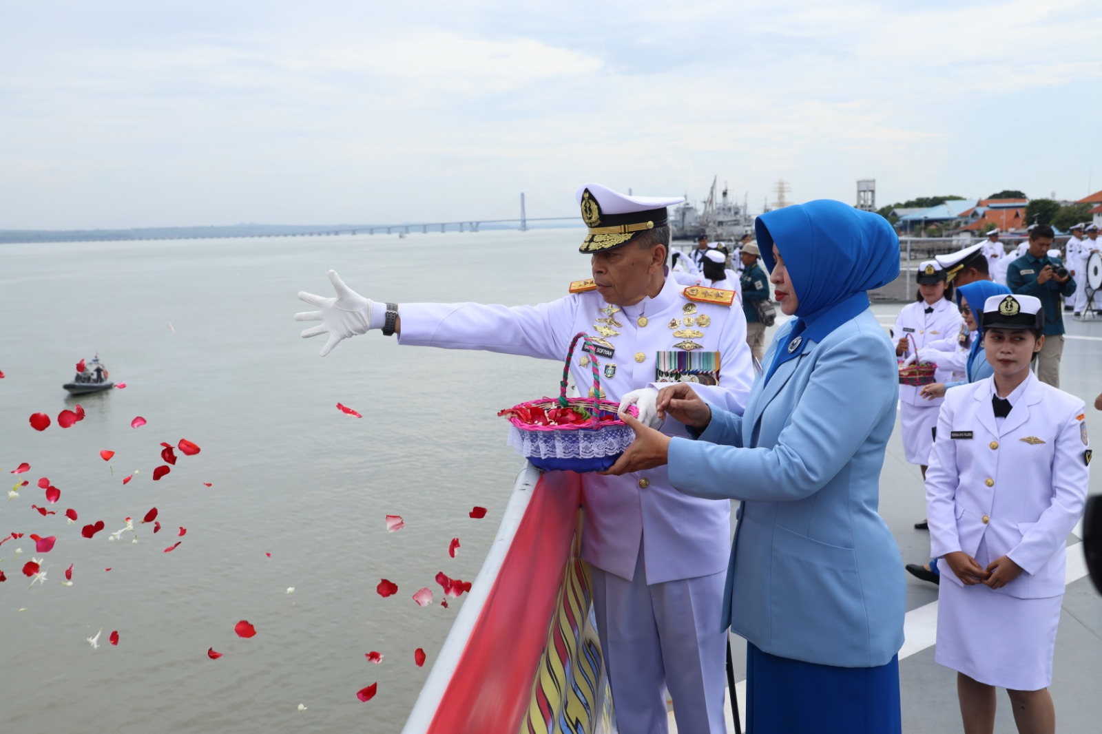 Peringati Hari Armada RI Tahun 2023, Koarmada II Gelar Upacara Tabur Bunga
