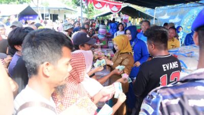 Warga Padati Pasar Murah Peringati HUT TNI AL