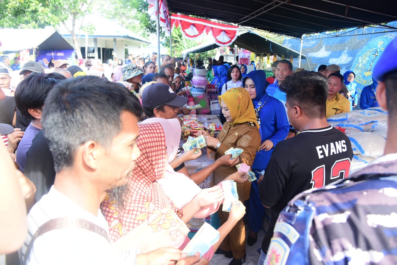 Warga Padati Pasar Murah Peringati HUT TNI AL